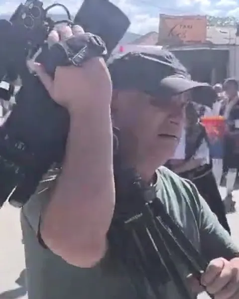 Snimatelj s kamerom na ramenu snima takmičarski dio sabora u Vojkovićima